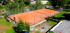 Il campo da tennis in terra battuta
