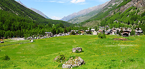 Panorama su Lillaz: sullo sfondo il Monte Bianco